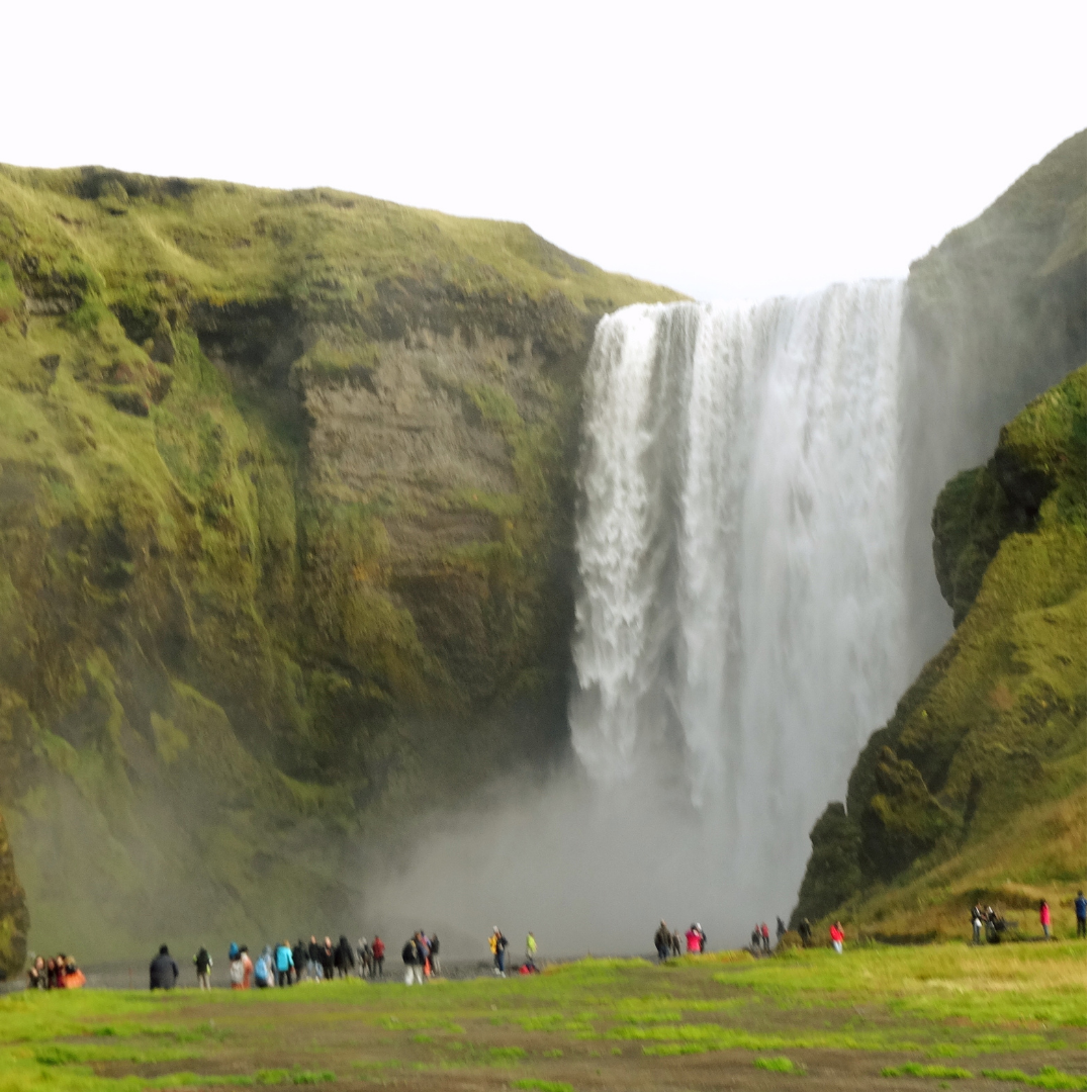 Air terjun Skógafoss di Iceland dengan aliran deras setinggi 60 meter dan panorama hijau di sekitarnya