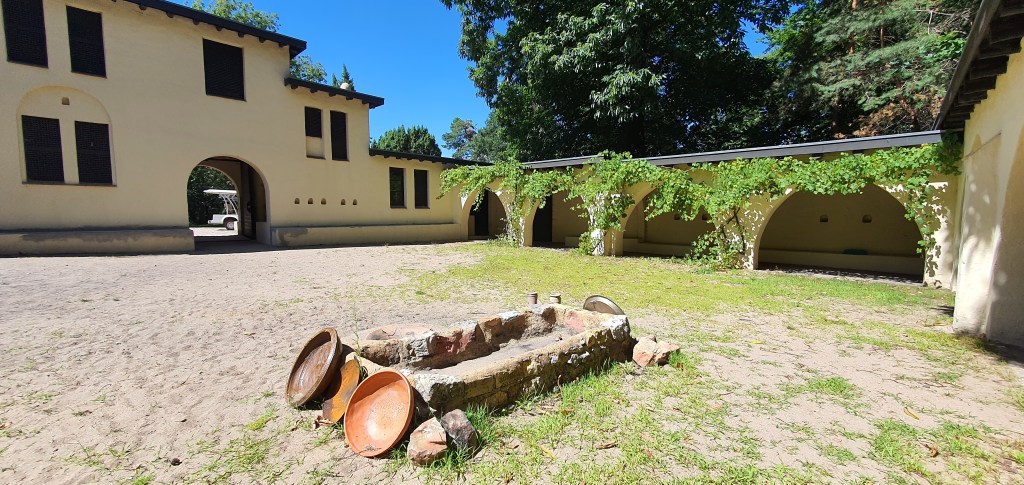 Ada juga karavanserai, yaitu tempat peristirahatan bagi para pedagang dan musafir yang melakukan perjalanan jauh