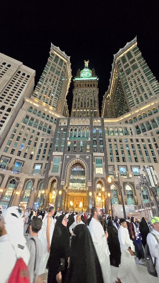 di tengah lautan manusia yang bertawaf, pandanganku terpaku pada sebuah kotak hitam agung itu: Ka'bah.