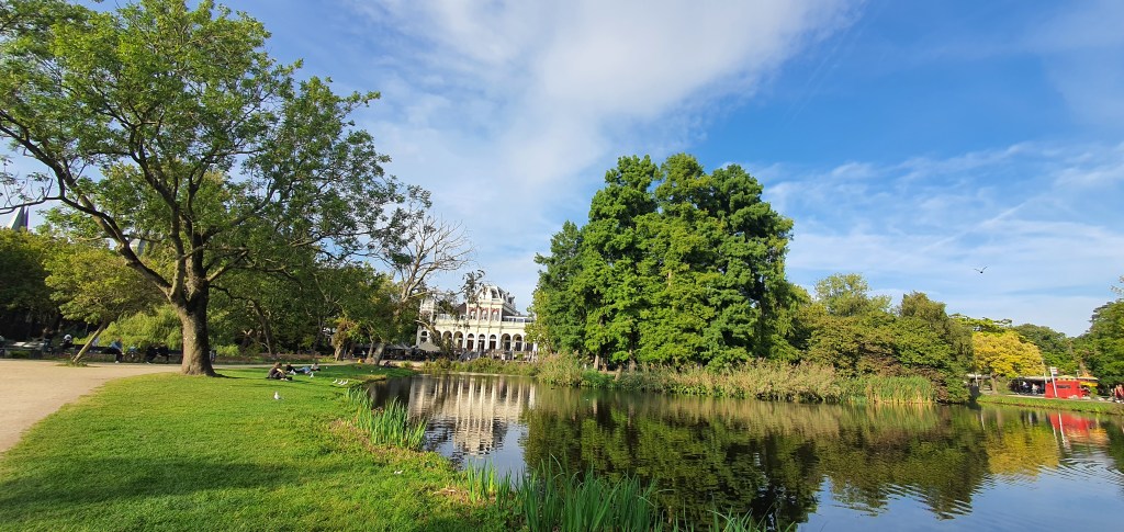 orang belanda suka nikmati cuaca, santai, biasanya sambil ngobrol atau duduk di taman