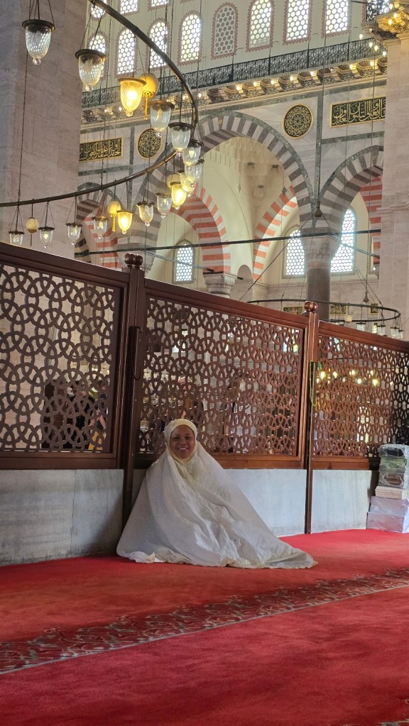 Sholat di Masjid Suleymaniye