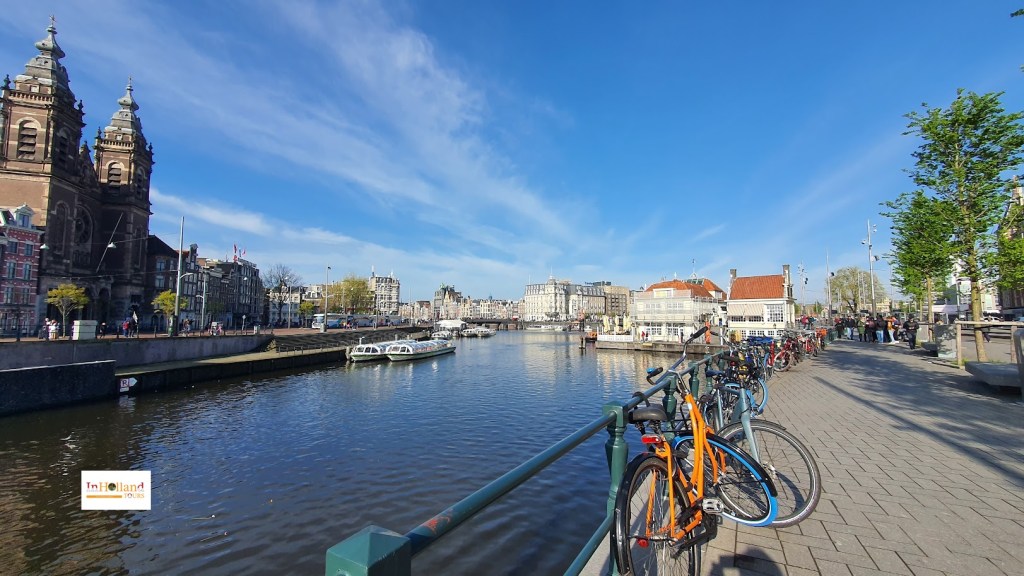 orang belanda bersepeda ke kantor, dengan jas rapi dan sepatu pantofel 