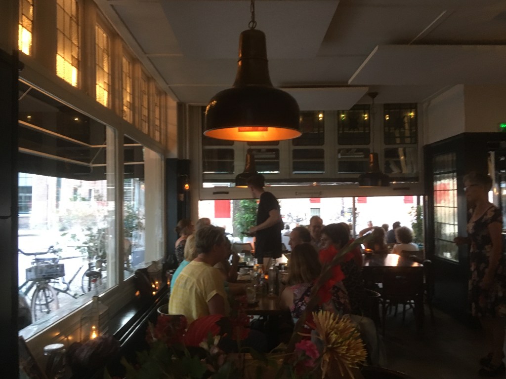 “borrel” – semacam nongkrong santai 