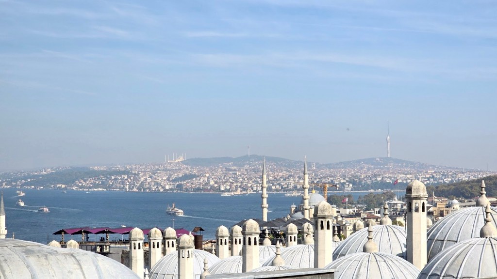solo traveling ke Turki Keyword pendukung: itinerary Turki 5 hari, wisata Istanbul, pengalaman sholat di masjid Suleymaniye, Bosphorus cruise, tempat wisata Turki terkenal