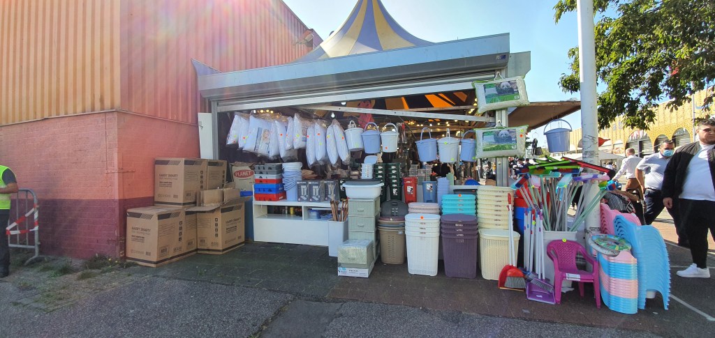 Suasana ramai di Pasar Beverwijk dengan berbagai kios yang jual barang-barang unik.