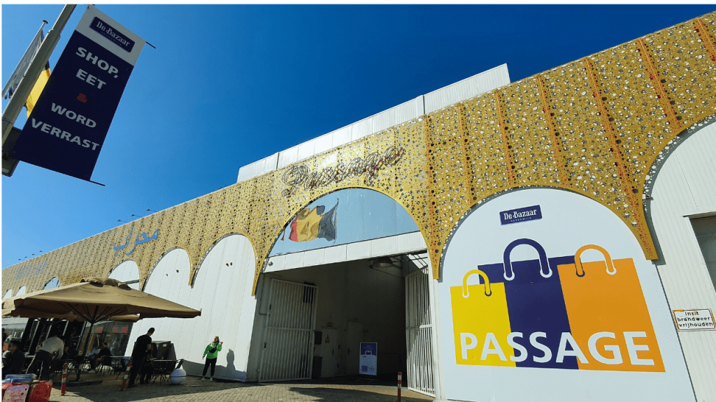 Suasana ramai di Pasar Beverwijk dengan berbagai kios yang jual barang-barang unik