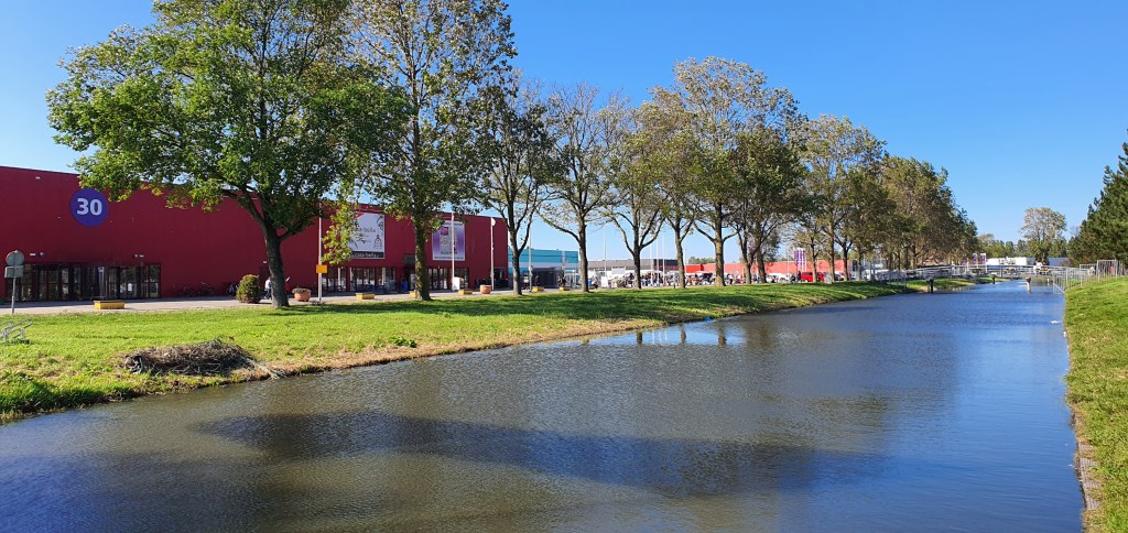 Suasana ramai di Pasar Beverwijk dengan berbagai kios yang jual barang-barang unik.