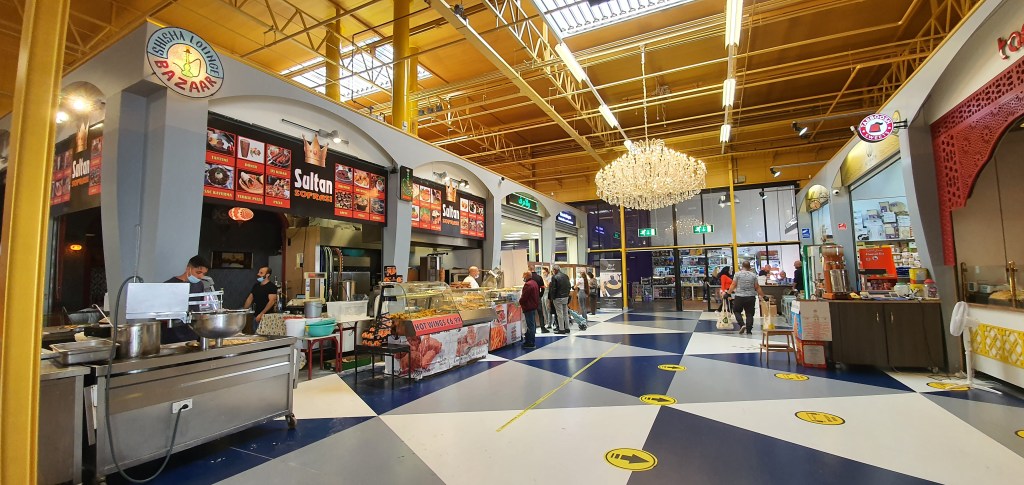 Suasana di food court Pasar Beverwijk dengan berbagai kios yang jual menu internasional