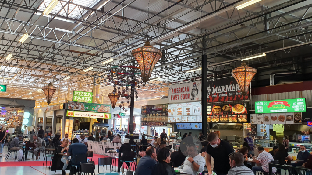 Suasana ramai di Pasar Beverwijk, ada food court yang bisa mengicipi menu internasional
