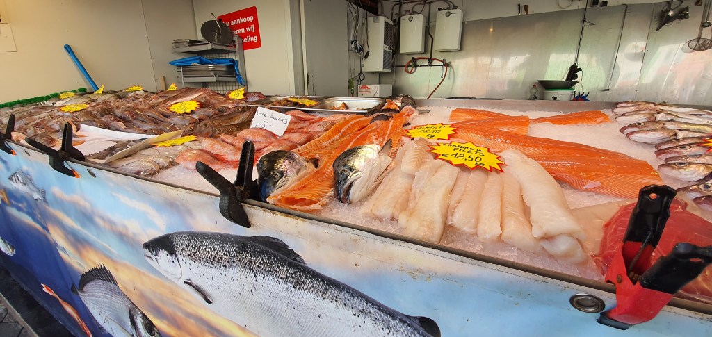 Suasana ramai di Pasar Beverwijk dengan berbagai kios yang jual barang-barang unik.