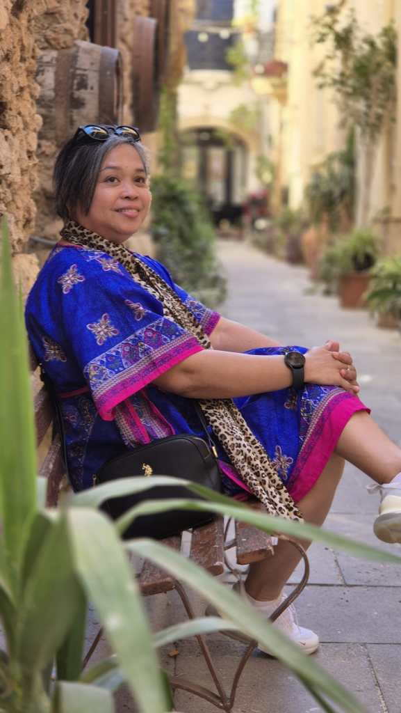 duduk santai di taman mdina