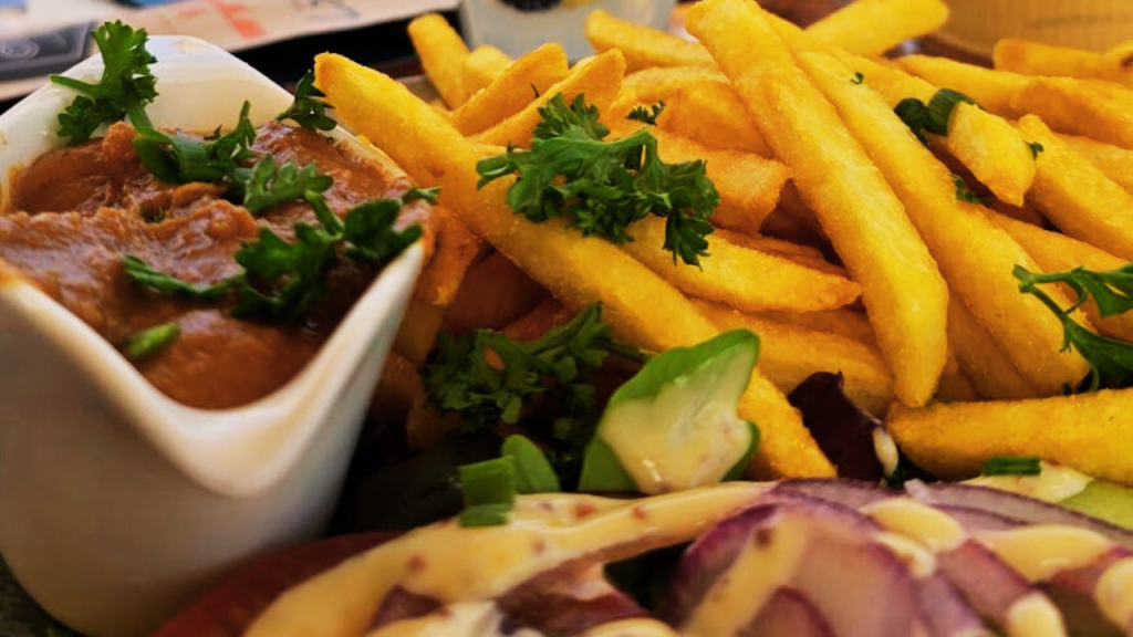 Traveling ke Belanda? Jangan Lewatkan Patat Oorlog, Kentang Goreng Saus Sate&nbsp;Legendaris!