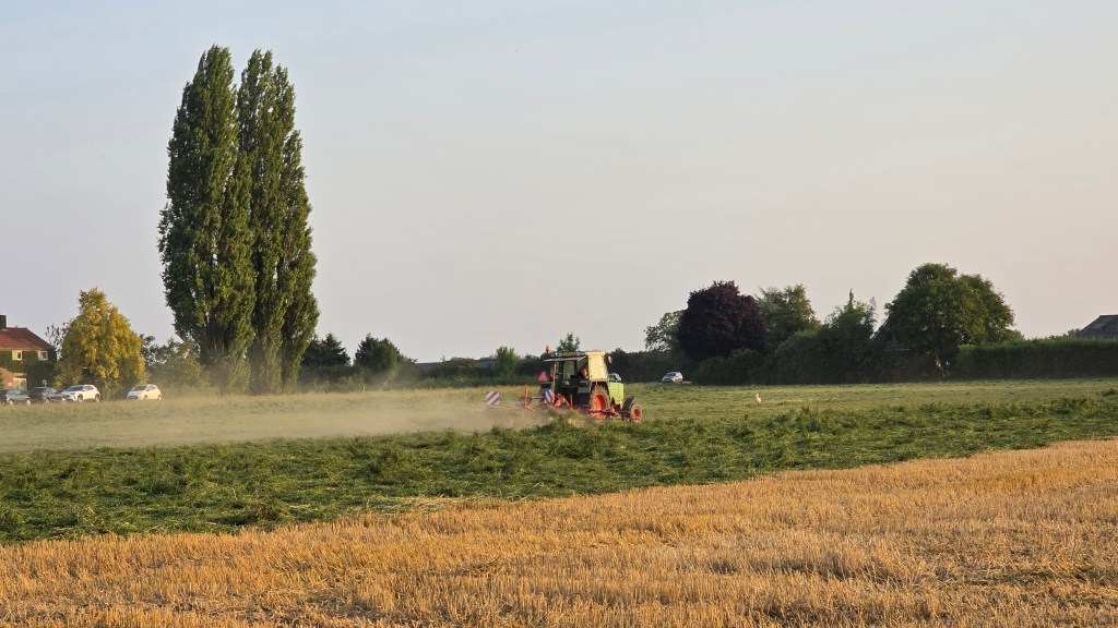 
Millingen itu bukan kota besar. Ini area tenang, penuh traktor yang jalannya santai 50 km/jam