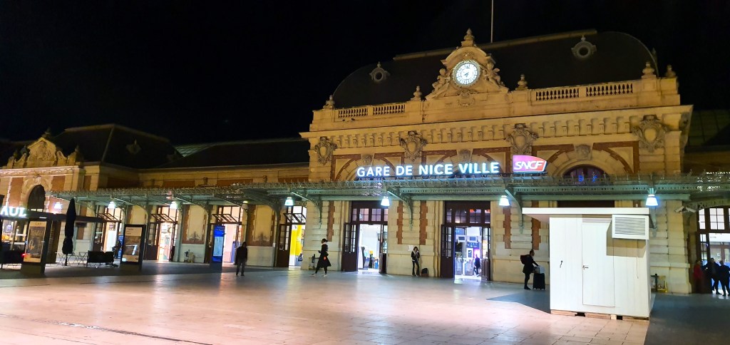 Perjalanan naik kereta Perjalanan ke Monaco: Mewah tapi Tetap Reflektif