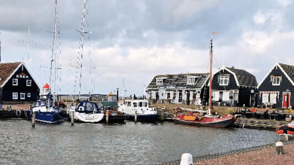 Rumah kayu hijau tradisional di Marken Belanda
