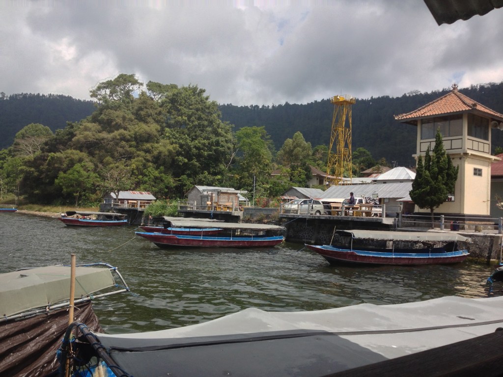 Deretan kapal sampan bermotor bersandar di pelabuhan Danau Batur, siap mengantar wisatawan menuju Desa Trunyan, Kintamani, Bali.