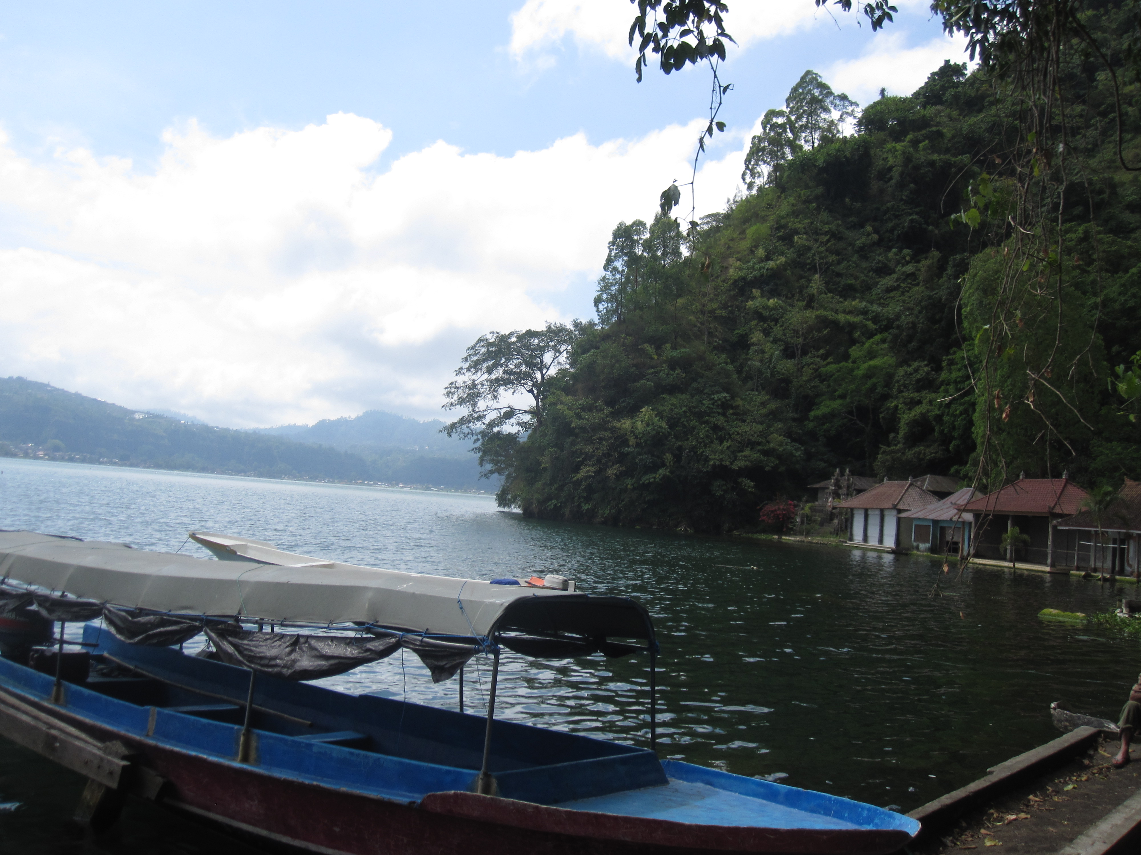 Uitzicht op het Baturmeer bij het dorp Trunyan op Bali