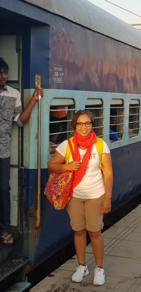 Berdiri di depan kereta perjalanan dari India ke Nepal dengan suasana lintas negara Asia Selatan