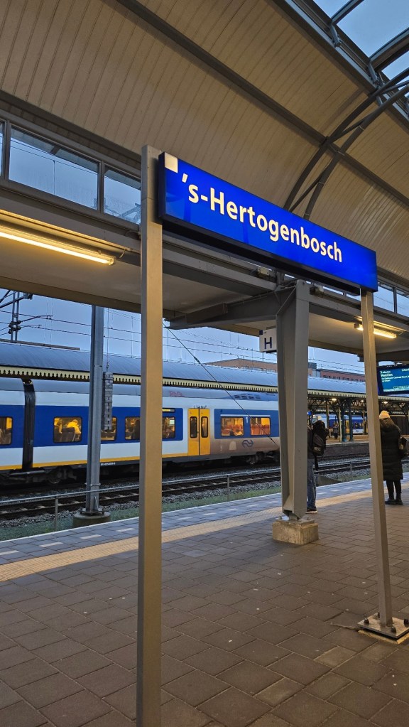 Pemandangan Stasiun Kereta Api Den Bosch s-Hertogenbosch Belanda untuk akses ke kantor IND