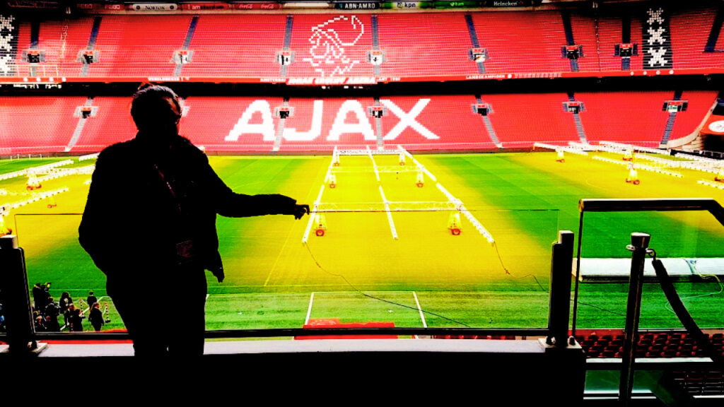 Elly Afriani di tribun penonton Johan Cruijff Arena, panduan tour stadion Ajax Amsterdam untuk grup wisatawan Indonesia.