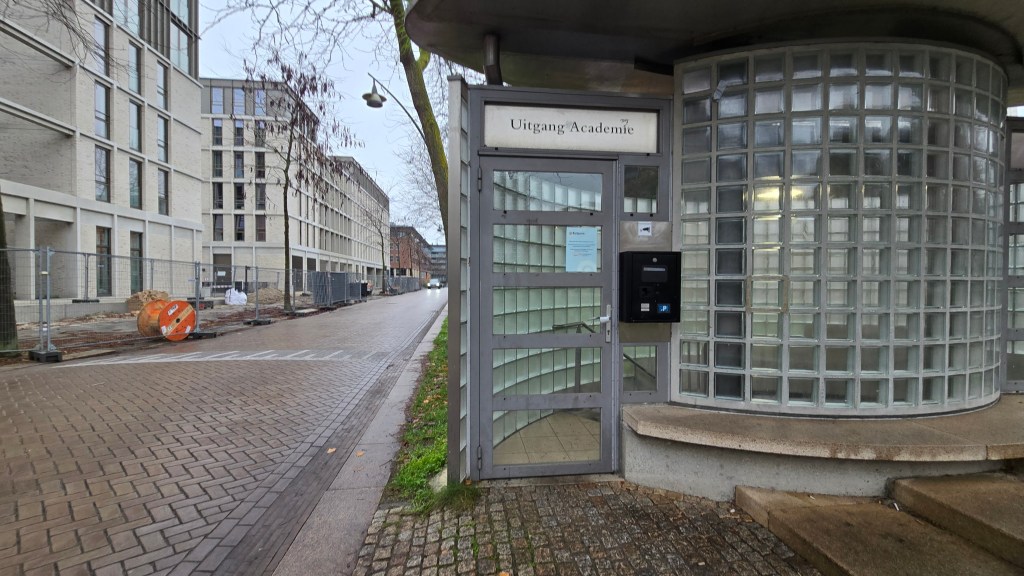 Petunjuk pintu keluar Uitgang Academie di parkir bawah tanah Paleis Kwartier Den Bosch
