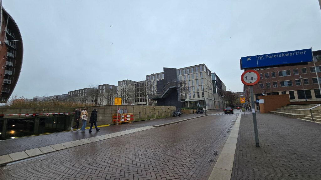 Pintu masuk tempat letak kereta bawah tanah Paleis Kwartier Den Bosch berdekatan kantor IND