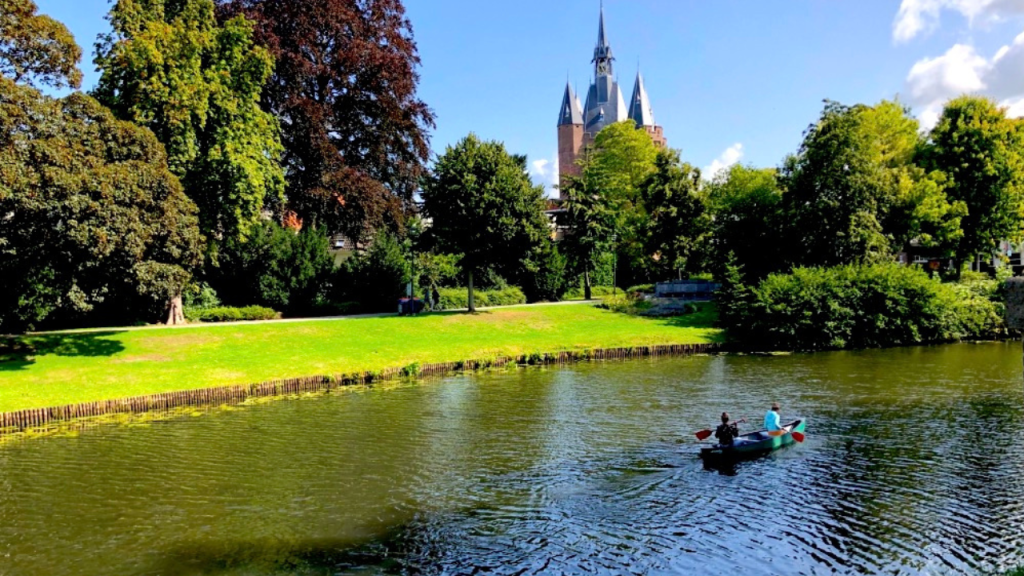 Pemandangan kota Zwolle di Belanda dengan bangunan bersejarah dan suasana kota tua yang tenang.