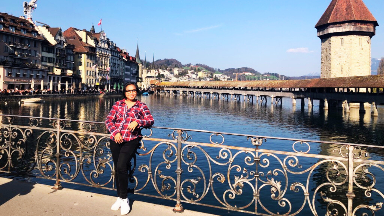 Elly Afriani di depan Jembatan Kapel (Chapel Bridge) Lucerne, Swiss.