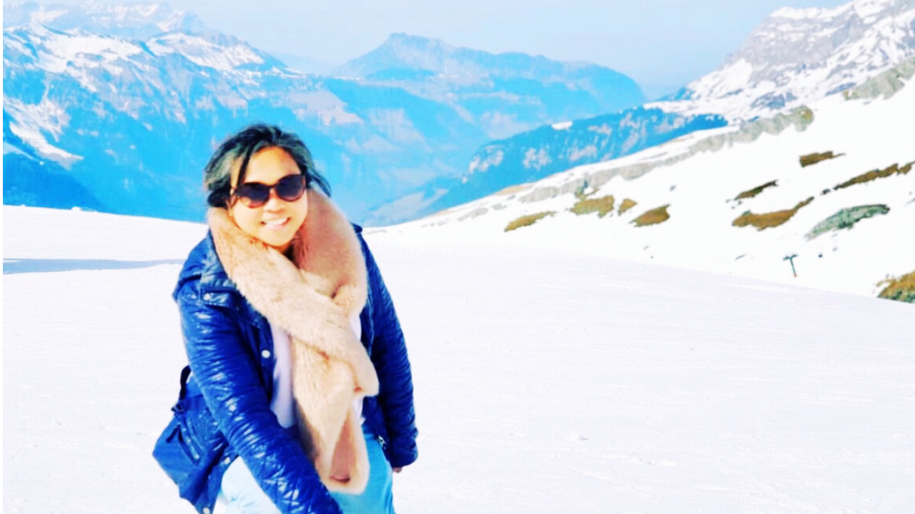 Elly Afriani, Dutch Specialist, sedang menikmati pemandangan salju abadi di puncak Mount Titlis, Swiss