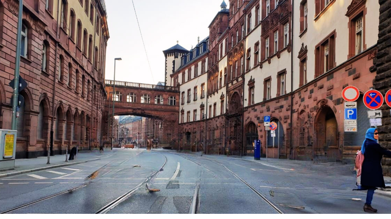 Elly Afriani sedang mendampingi rombongan di alun-alun Römerberg Frankfurt Jerman