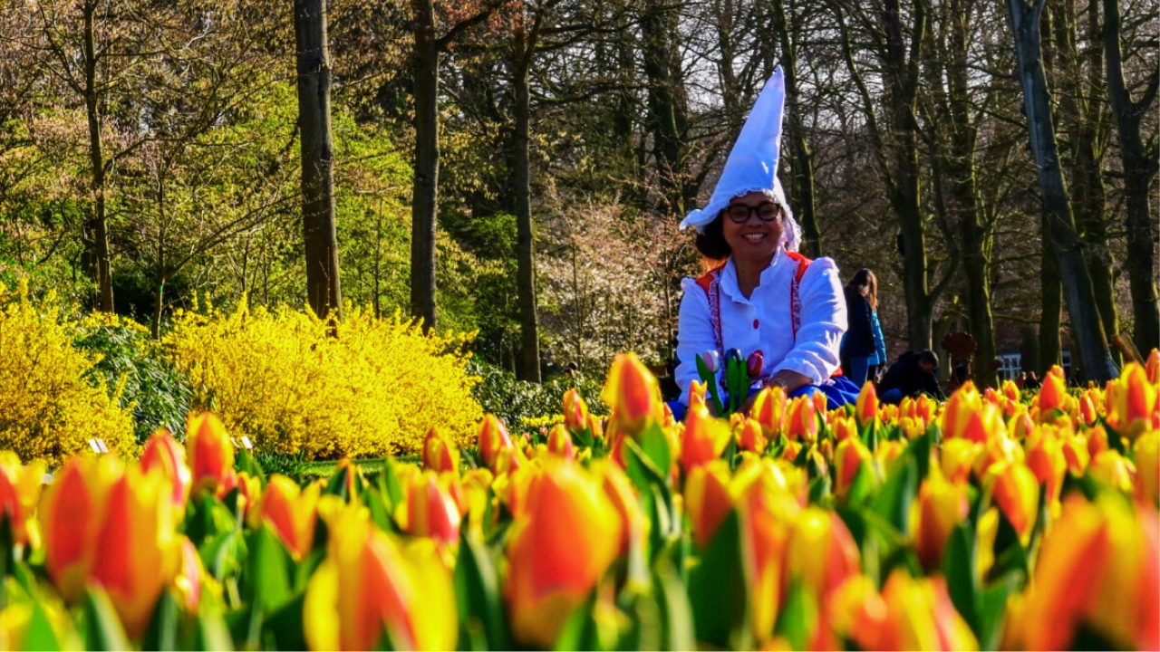 Elly Afriani dengan Pakaian Adat Belanda Klederdracht di Tengah Kebun Bunga Tulip Keukenhof