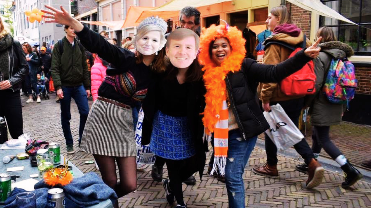 Suasana Hari Raja di Belanda (Kings Day) Topeng Raja Willem-Alexander dalam perayaan Koningsdag di Belanda dengan nuansa warna oranye