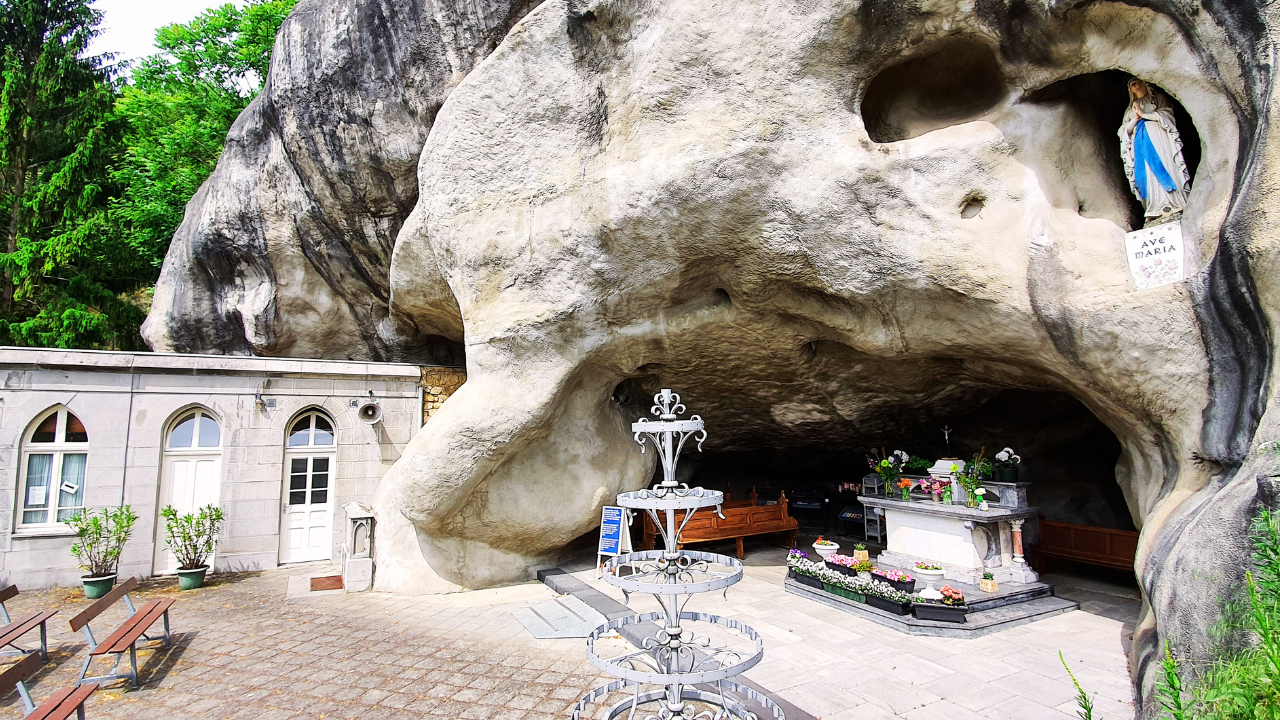 Patung Bunda Maria di Lourdes Belanda, tempat ziarah tenang di provinsi Limburg, Belanda