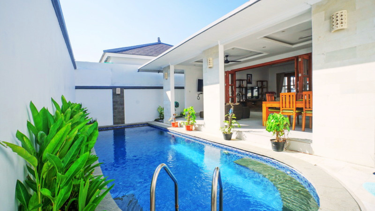 Luxe villa te koop in Sanur Bali met uitzicht op de woonkamer en het zwembad